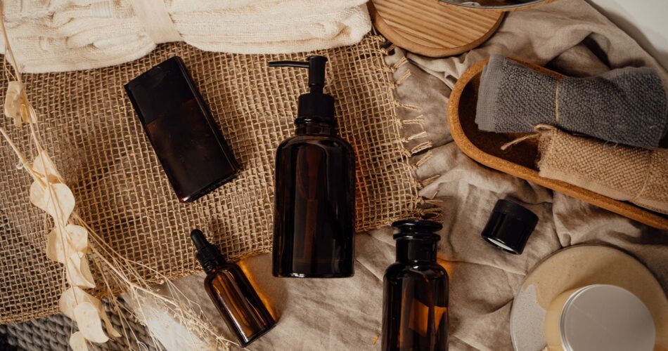 Cum citești eticheta unui cosmetic: lista INCI, concentrațiile și simbolurile care contează